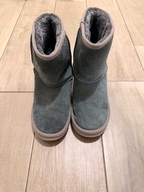 UGG Short Suede Winter Boots in Gray with Cream Trim